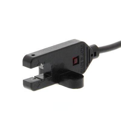 OMRON Photomicro sensör, ince, 5 mm yuva, T-şekilli, D-on, PNP, 2m kablo 4536854402395